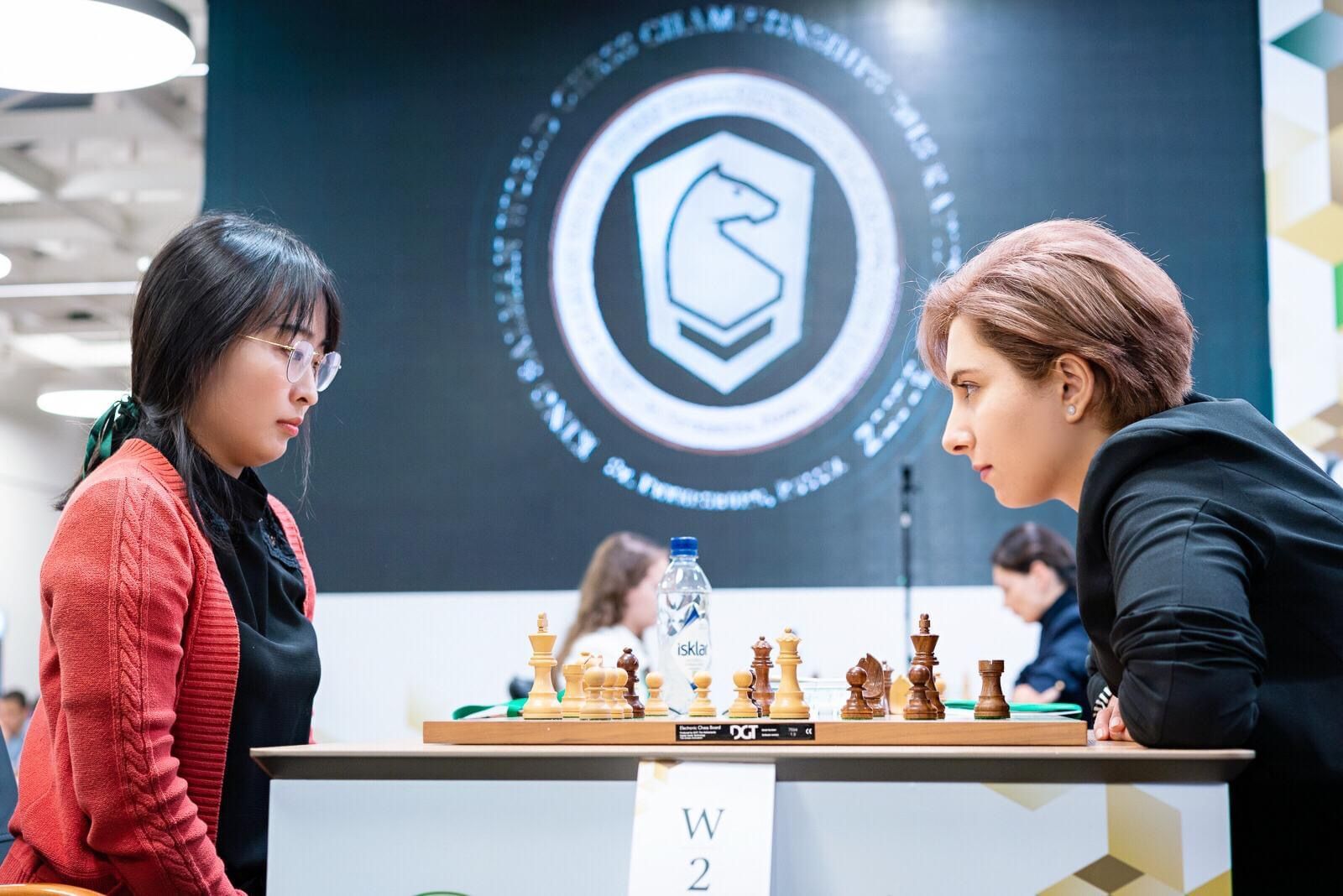 女子特级大师玛利亚·格沃尔吉安 (Maria Gevorgyan) 与现任女子国际象棋世界冠军特级大师居文君对弈。