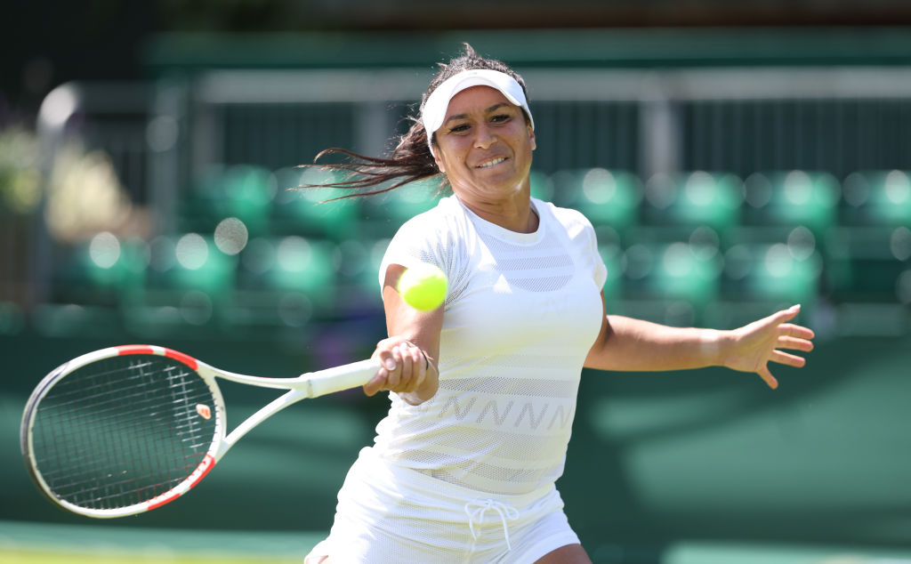 英格兰选手希瑟·沃森 (Heather Watson) 在 2024 年温布尔登网球公开赛之前进行训练