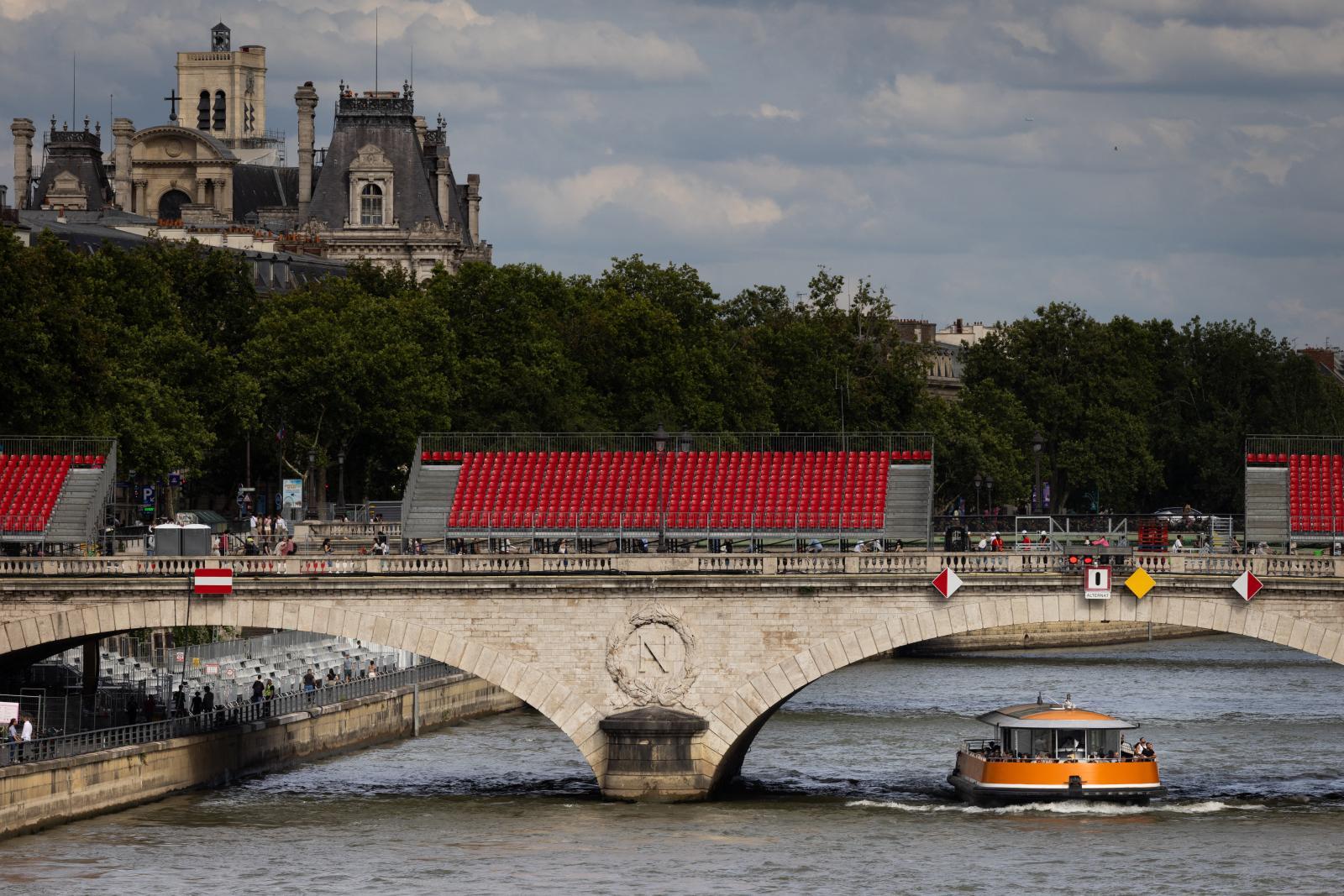 塞纳河与变革桥 (Pont au Change) 交汇，2024 年奥运会开幕式沿途将设置看台。