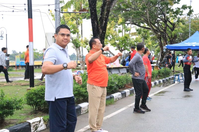 北加里曼丹地区警察局长与社区一起举办运动会